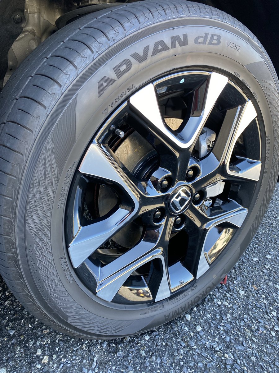 Yutatarc1's tweet image. タイヤワックス塗るの忘れてたのでヌリヌリしてきました🫣

使うのは勿論マフィアさんのドレスコード🤤🤤🤤

タイヤがデカいとより激艶が目立ちます👍
未施工と施工済みを比べると艶が半端なく出てるのが分かります😏

#GENTLE