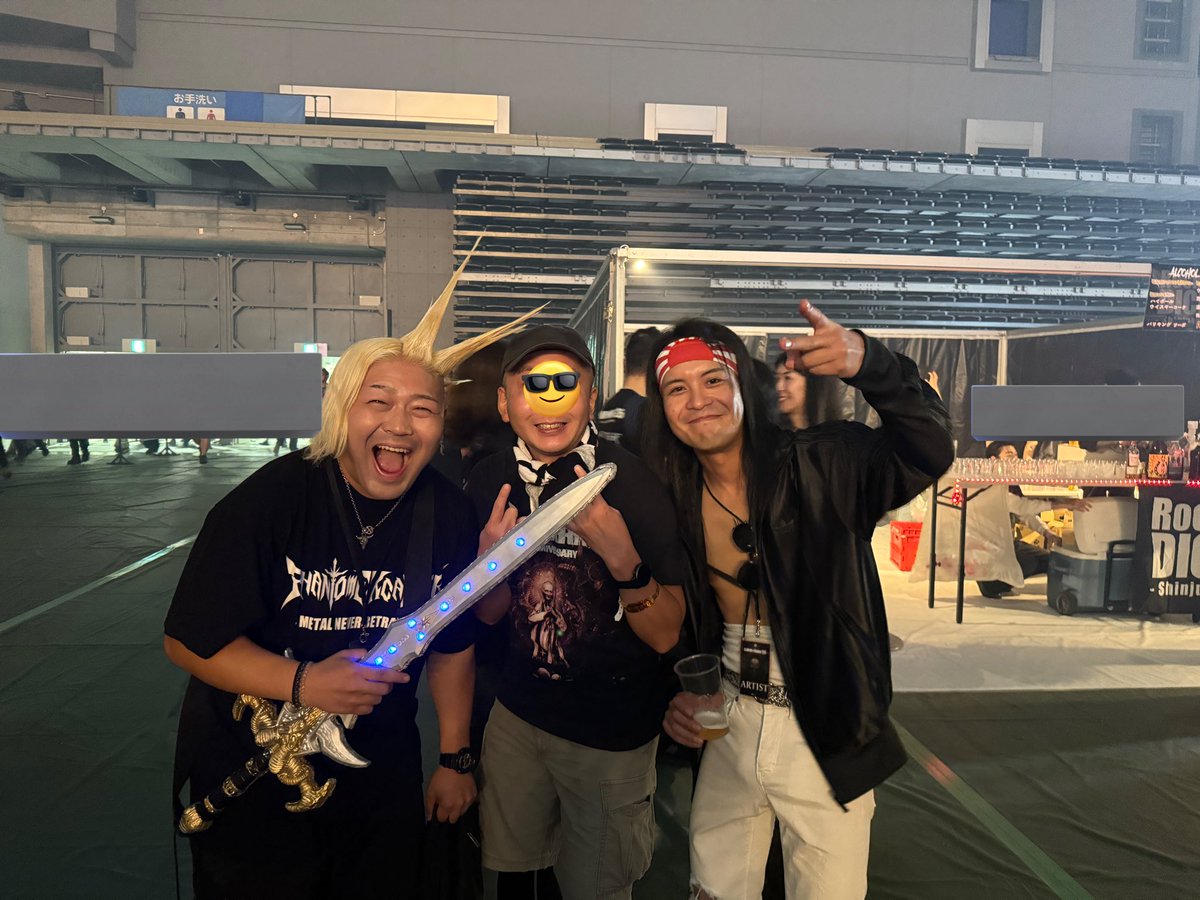 potion50damage's tweet image. 2015 帰路にさいたま新都心でデモ音源を受け取りPhantom Excaliverに出会う
2017 ファントムTで参戦！記念撮影して貰う🤘
2025 オープニングアクトから堪能！改めて記念撮影して貰う🤘
#おまいらのラウパの思い出3つ挙げてけ