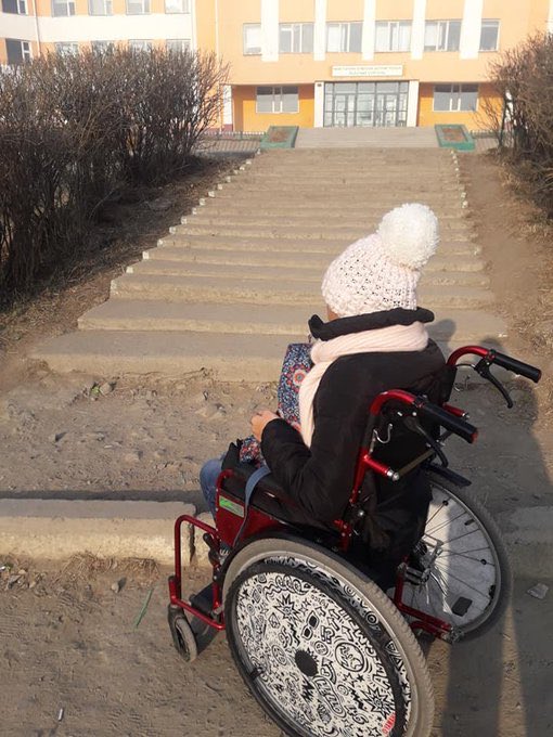 zulazuzuz's tweet photo. БИ ТОМ БОЛОХООС АЙДАГ...
Охин маань 2010 онд анх сургуульд орж байлаа. Эхлээд тэврээд явдаг байлаа тэгээд үүрдэг боллоо,  одоо тэргэнцэртэй өнхөрүүлээд бөмбөрүүлээд өргөж тавиад явж л байна даа. Eртөнцийн жам л болсон хойно охин минь өсөж өндийсөөр л. Саяхан охин минь " Ээж ээ би том болоод олон найзтай болж өөрийнхөө бизнeсийг (тэр төлөвлөсөн байгаа) хөгжүүлээд олон хүмүүст туслаад бас улс орондоо туслаад явна гэж мөрөөддөг гэтэл ойрд том болохоос айгаад байна. Гараад л өндөр өндөр шат хэцүү зам ...гээд олон саад одоо болтол хэвээрээ л байсаар л байх байх юм. Та бид хоёр хөөцөлдөөд дийлэхгүй л байна даа тийм ээ ээж ээ. Манай улс ийм ядуу юу ээж ээ. Би өөрийнхөө таньдаг хүүхдүүд ээ бодоод үзэхээр над шиг хүүхдүүд олон л байгаа даа уул нь. Намайг том болоход бас л хэвээрээ байвал би яанаа. Одоо гэхэд л би сургуульд явах гэж таныг их л зовоож байна. Таныг намайг даахгүй зүрх, нуруу, бөөр чинь өвдөөд хэвтэхээр би буруутай юм шиг санагдаад жаахан хэцүү байдаг. Тэгээд сургуульдаа явахаа болих уу гэж бодож үзсэн л дээ даанч найзуудтайгаа хамт баймаар санагдаад л бас бизнeсээ хийхээр мэдлэг хэрэгтэй болохоор явахгүй бол болохгүй ш дээ. Тийм ээ ээж ээ. Би том болдоггүй байсан бол танд амар байхгүй юу хамтдаа тэврэлдээд ккк." гэнээ.