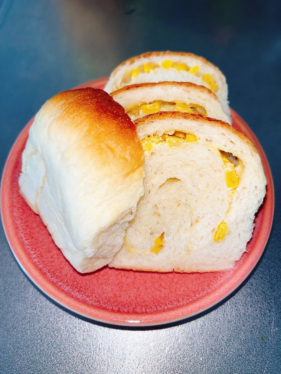 ExOr6g's tweet photo. 旦那さんに頼まれて…先週土曜日と昨日にミニ食パン🍞作ってみた！初めての割には上手くできた！くるみ食パンとマヨコーン食パン🌽旦那さんも喜んでくれてよかった！
#ミニ食パン
#手作り
#くるみ食パン
#マヨコーン食パン
#上手くできた
#また機会あれば作りたい
#パン作り好きな人と繋がりたい https://t.co/XTakpQhlzH