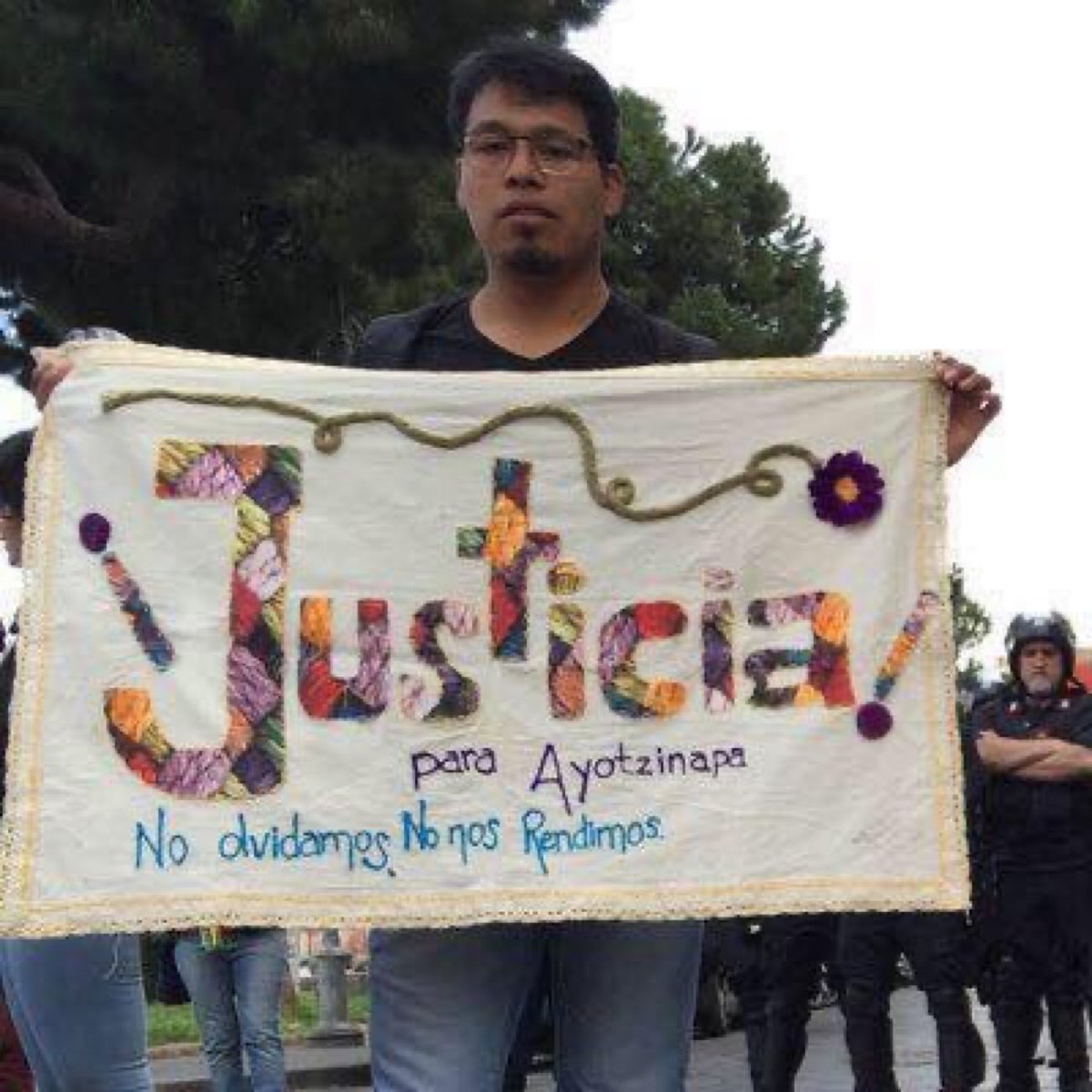 Agradezco a todas y todos los que apoyan y participan en PaseDeLista, aún a pesar de la embestida de bots y trolls que intentan sabotearlo. Al parecer, el ejercicio de la memoria colectiva es algo que les resulta sumamente amenazador.
Seguiremos insistiendo:
#JuicioAExPresidentes