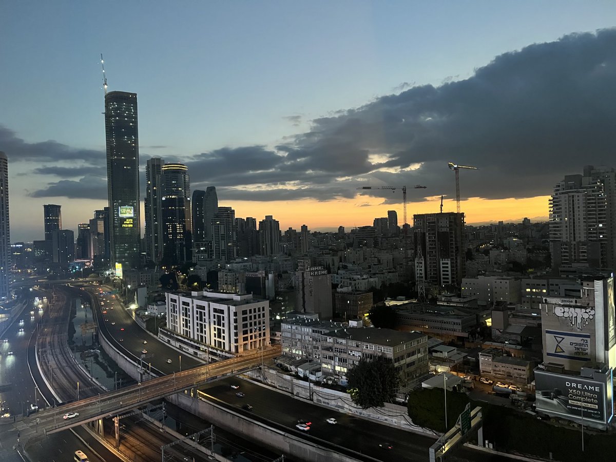 manonglobensky's tweet image. Le jour se lève à Tel Aviv…. Dans une heure et demie les premiers otages seront transférés à la Croix-Rouge à Gaza