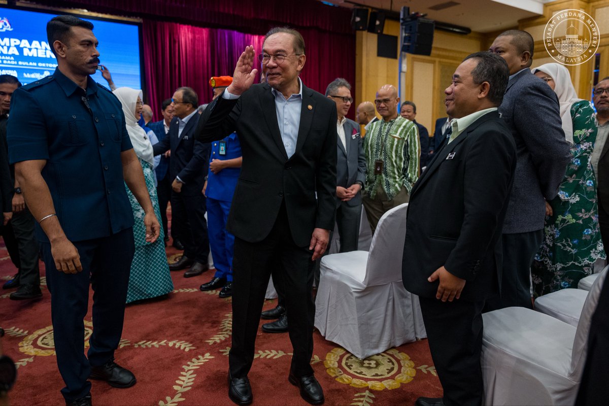 anwaribrahim's tweet photo. Sewaktu berucap di Majlis Perhimpunan Bulanan Perdana Menteri bersama warga Jabatan Perdana Menteri hari ini, saya singkap dalam setiap pengalaman yang kita lalui, tersimpan pelajaran berharga yang membentuk kebijaksanaan dan kematangan kita sebagai sebuah kerajaan serta sebagai penjawat awam.

Kita belajar daripada kesilapan, kita dengar suara rakyat, dan kita berani melakukan perubahan kerana tujuan kita jelas adalah memperkukuh tadbir urus, membanteras ketirisan, menentang rasuah, serta mengekang penyeludupan yang merugikan negara.

Saya berdiri teguh memberikan sokongan penuh kepada semua badan penguatkuasaan yang berani bertindak tanpa gentar. Jangan takut dengan tekanan, jangan tunduk pada kuasa. Tiada sesiapa yang kebal di sisi undang-undang. Integriti mesti kekal sebagai nadi dan roh dalam setiap perkhidmatan awam.

Kita juga harus insaf bahawa kekuatan negara bukan hanya bergantung pada ilmu dan kepakaran, tetapi pada nilai moral serta prinsip etika yang menjadi panduan dalam setiap tindakan dan keputusan.

Marilah kita terus bekerja dengan tekad dan kejujuran, menjunjung amanah yang diberikan rakyat, demi keluarga, masyarakat dan masa depan Malaysia yang bersih, berintegriti dan bermaruah.

#MalaysiaMADANI
#RancakkanMADANI
#MADANIBekerja