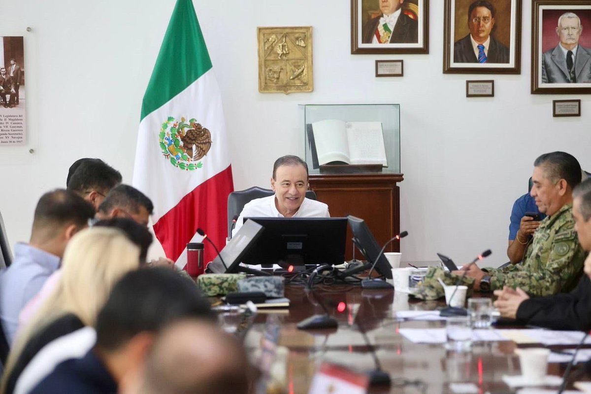 AlfonsoDurazo's tweet photo. Gracias al trabajo coordinado de los tres niveles de gobierno y a las acciones preventivas implementadas, Sonora mantiene saldo blanco tras el paso del ciclón tropical Raymond.

Durante el fin de semana se atendieron de manera preliminar 105 reportes, y participaron más de 6,200 elementos de Protección Civil, cuerpos de rescate, fuerzas armadas y seguridad.

El ciclón presentó cambios considerables en su disipación, avance y desarrollo, por lo que no fue necesario suspender clases este lunes.

Continuamos atentos y trabajando en labores de limpieza y apoyo a las familias que lo requieran.