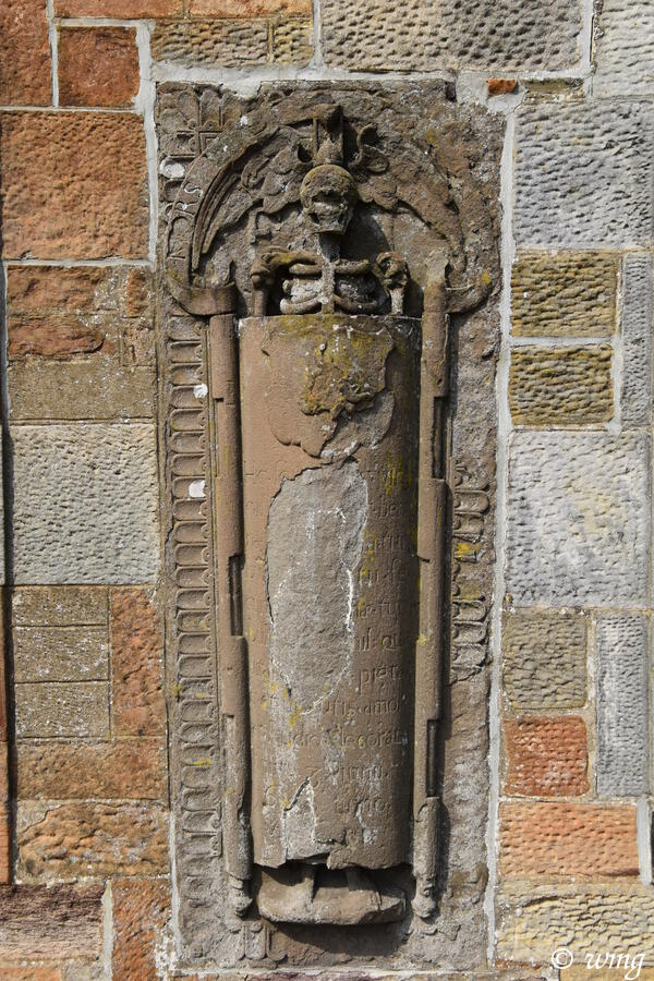 pacoulmag's tweet image. #31daysofgraves #MementoMoriMonday
Day 13: Skeleton
Skeleton, no name, warm and cozy for winter in his coffin, and capped with his winged hourglass,
Elie Churchyard, Elie and Earlsferry, #Fife