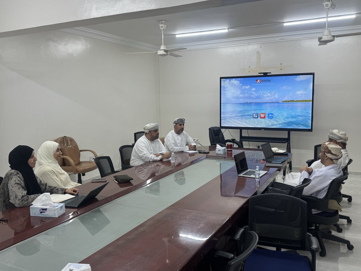 عقد اليوم  برئاسة الدكتور يوسف الندابي مدير دائرة الإشراف التربوي وحدة المختبرات اجتماعاً تم من خلاله مناقشة الأعمال الفنية والإدارية للوحده حيث تم الاستماع للتوجيهات من الفاضل مدير الدائرة وتقديم التغذية الراجعة لمشرفي الوحده.
#تعليمية_مسقط
#تعليم_مستدام
#دائرة_الاشراف_التربوي