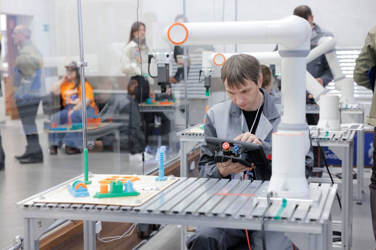 FAIRINOrobot's tweet image. 🇷🇺 At Russia’s “Best in Profession” competition, contestants used FAIRINO cobots to showcase automation skills. 🤖

#FAIRINO #Robotics #Automation