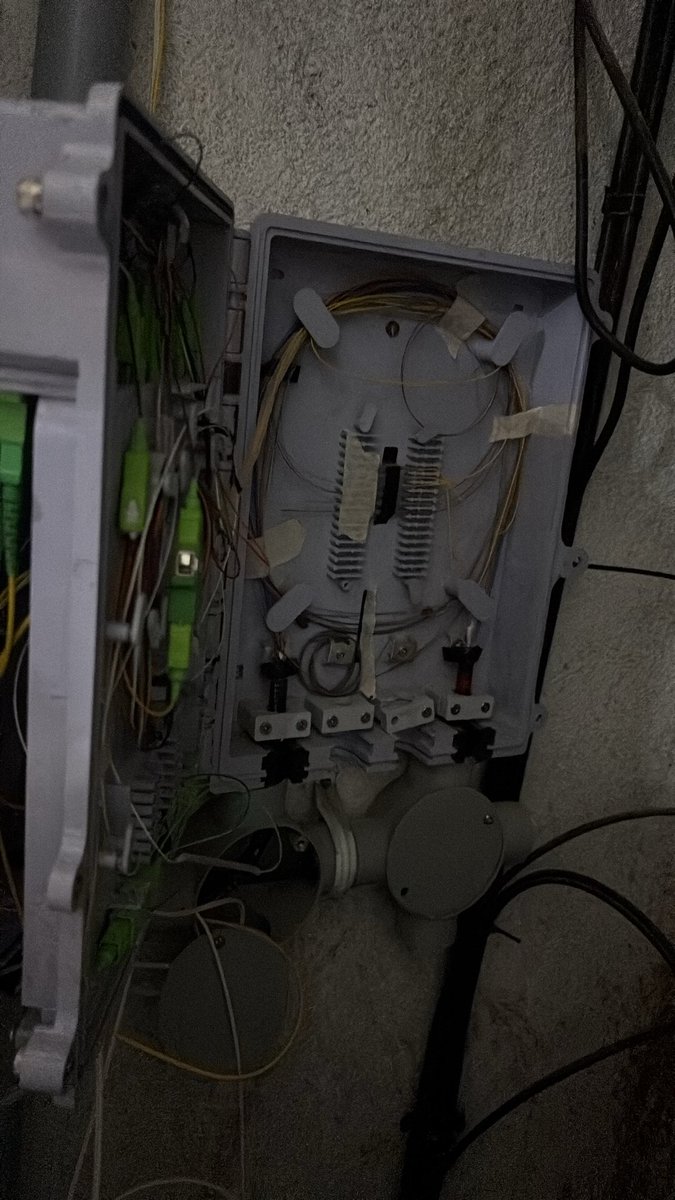 AMITDUVANI's tweet photo. @airtelindia internet outage more than 24 hours now, is this how you operate? You chat bot doesn’t understand anything and you employees says you can shift to any other network https://t.co/6x3Ylb1oe3