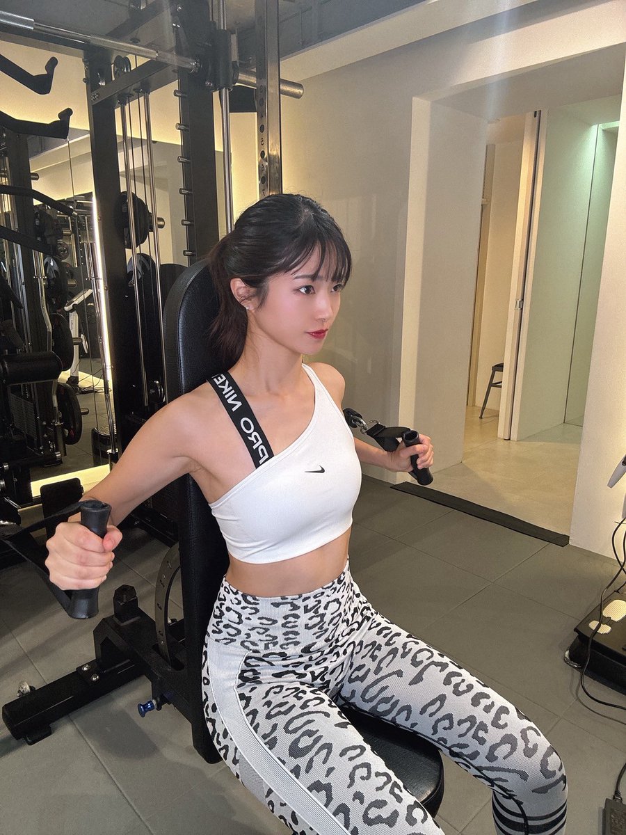 mousoutherapi's tweet image. 女性トレーナーは筋肉について詳しくないとか、補助ができないとか、ネガティブなイメージが多いけどそんなことありません

安全面から補助もしっかりとできるし、筋肉についてもとことん勉強しています

女性だからこそ寄り添う能力があるので、実はパーソナルトレーナーという職とは相性抜群です！