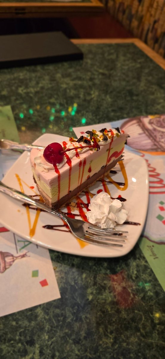 MoonPrincess989's tweet photo. Ending our #GameACon weekend with some delizioso cibo italiano before heading home. #GameAcon2025 #PalmDesert https://t.co/TKM9xwqXOI