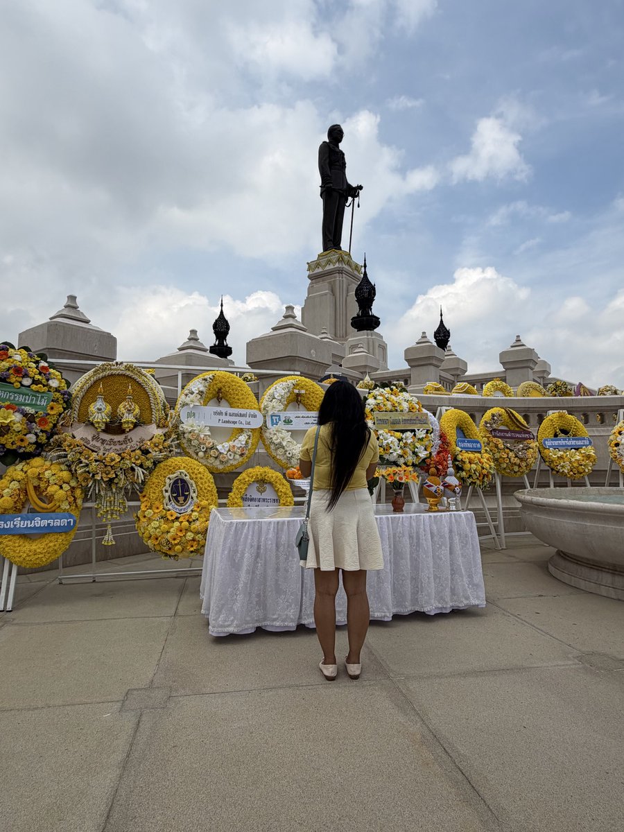Nnewvyy_'s tweet photo. น้อมรำลึกในพระมหากรุณาธิคุณ
ทรงค้ำจุนปวงราษฎร์ทุกแห่งหน
กราบพระบาทองค์พ่อหลวงภูมิพล
สถิตบนสรวงสวรรค์ทิพย์วิมาน
ให้ไทยยังเป็นไทยจนวันนี้
คำสอนที่ให้รุ่นหลังได้สืบสาน
ตามรอยพระราชปณิธาน
เพื่อลูกหลานเพื่อชาติไทยให้อยู่คง.
🇹🇭💛🙏
#วันนวมินทรมหาราช 
#ในหลวงรัชกาลที่9 https://t.co/8cmrBsQKiF