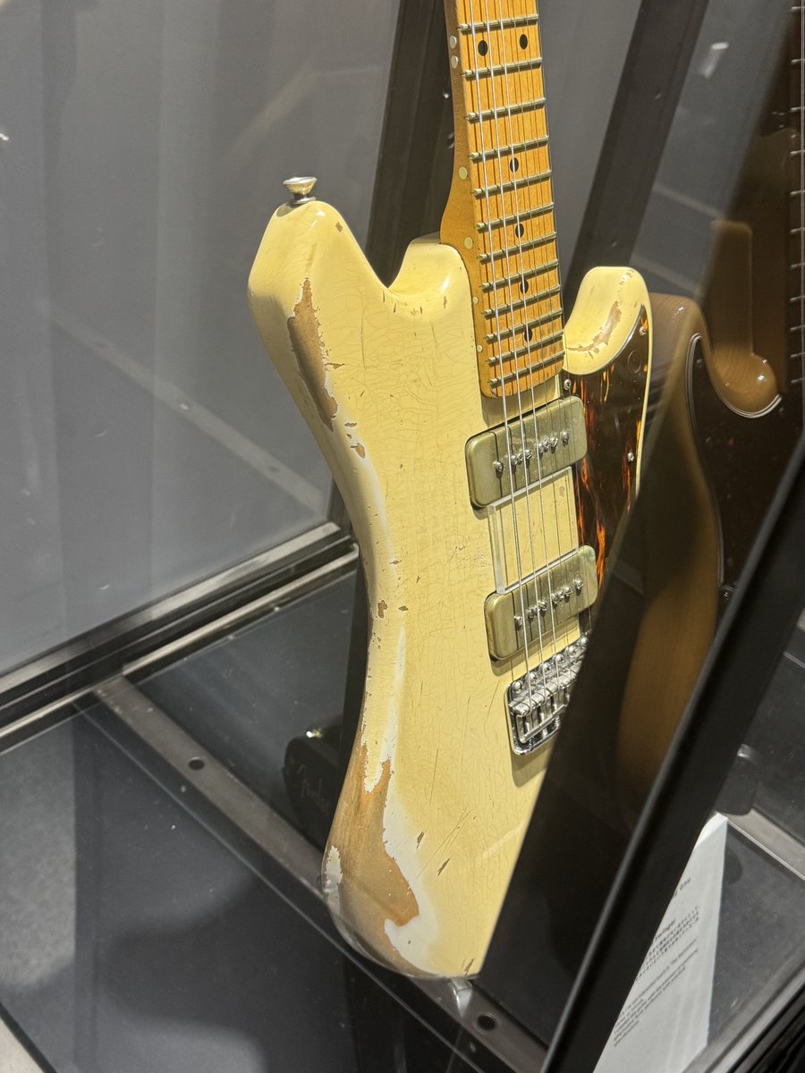 新井先生の新品のようなBASSとは様相が変わって、常田さんのfenderは、「キレイなものを壊す」に美学を感じてる常田さんらしい顔つきでした☺️楽器の愛し方も人それぞれ個性があって面白いです。