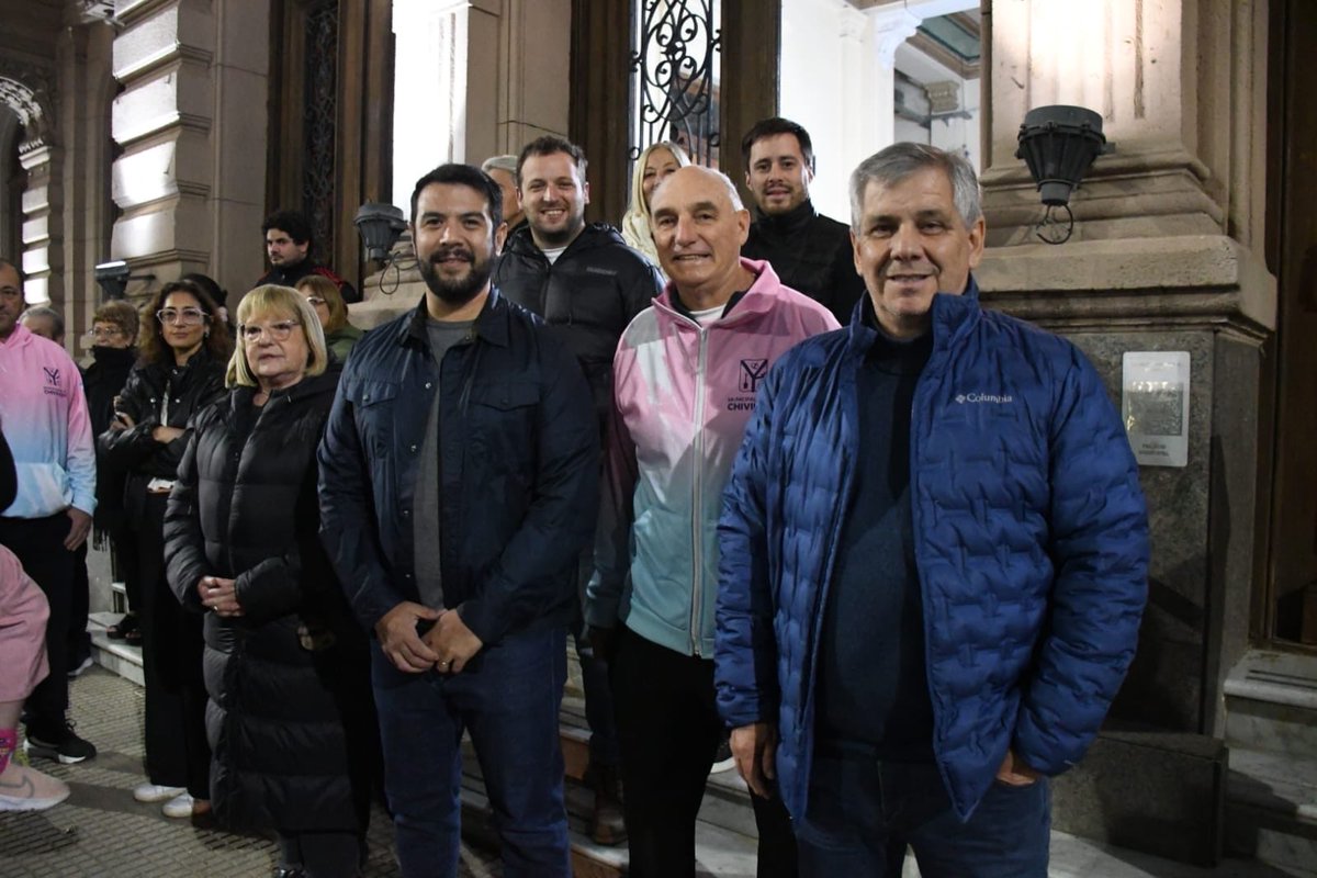 BritosGuillermo's tweet photo. Con imnensa alegría, acompañamos la salida de la delegación que participará de la etapa final de los Juegos Bonaerenses 2025 en Mar del Plata. Cada año se suman mayor cantidad de jóvenes, adultos mayores y personas con discapacidad, que luego de ganar las etapas locales y regionales llegan a la final. Este año son 270 integrantes de la Delegación. No tengo dudas que como todos los años anteriores ganarán una importante cantidad de medallas, pero ya ganaron con llegar a Mar del Plata. 
 Disfruten la estadía y representen a nuestro distrito lo mejor posible.  Gracias a los funcionarios de las secretarias de Gobierno, Derechos Humanos y Cultura, direcciones de Deporte, Discapacidad  y a todos los que participaron en las distintas etapas, a todos los profesores y acompañantes. Felicitaciones a los finalistas y sus familias. Los estaremos acompañando y cuidando. Vamos Chivilcoy!!!!!!