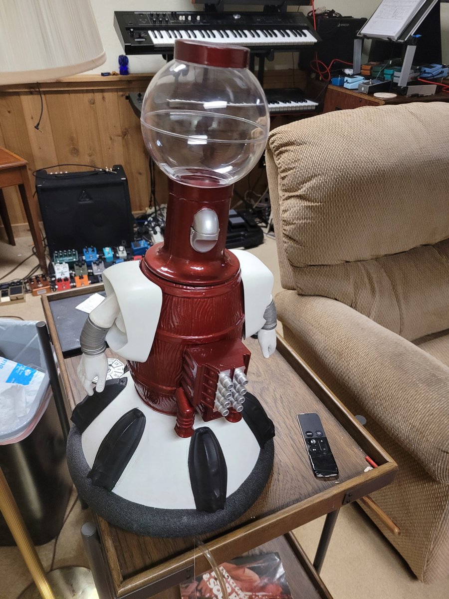 ChaosCharza's tweet image. He&apos;s had Tom and Crow built for years (and got an A+ from Trace for the legs)

A Bot Building FB Group bought two  of the seats off eBay to finally 3D Scan the elusive part.  Glad to be part of #MST3K history!