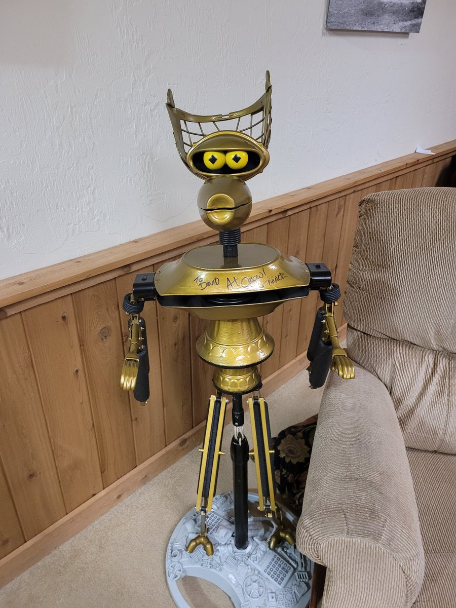 ChaosCharza's tweet image. He&apos;s had Tom and Crow built for years (and got an A+ from Trace for the legs)

A Bot Building FB Group bought two  of the seats off eBay to finally 3D Scan the elusive part.  Glad to be part of #MST3K history!