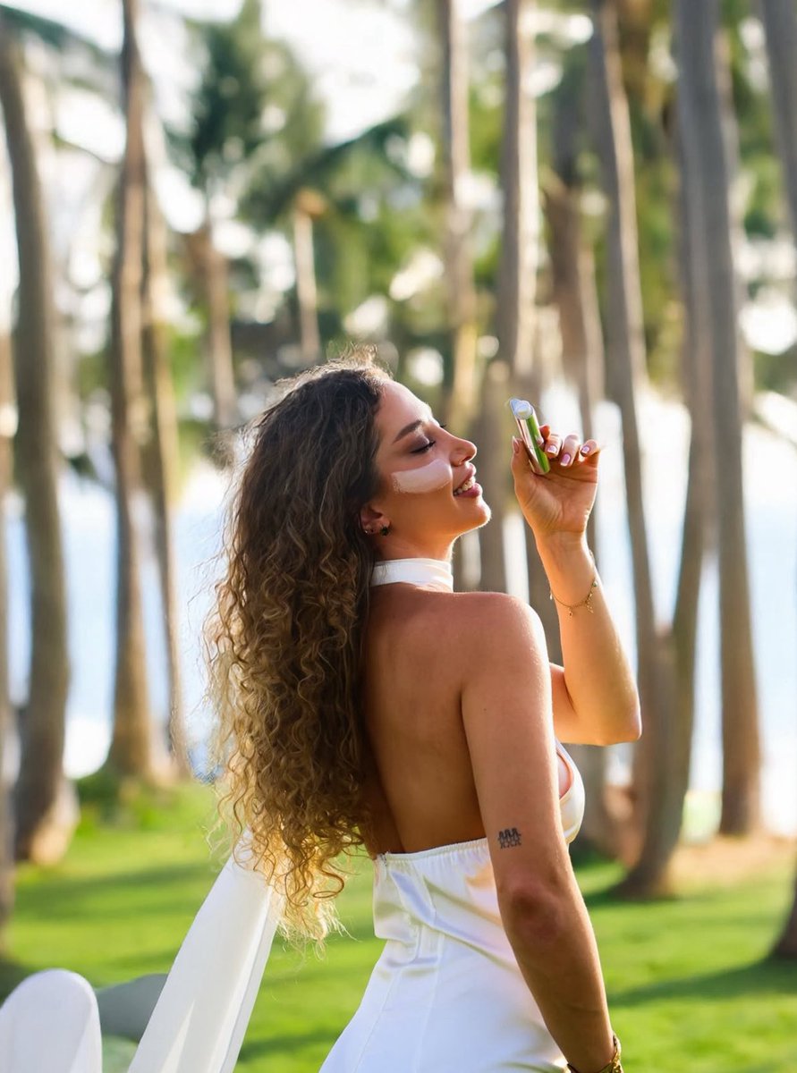 iLab101's tweet image. Under the sun, she shines—never hides. ☀️
Light as air, invisible on skin.
#iLab White Defense Mud — SPF50+ protection that feels like nothing, looks like everything.

Hashtags（建议搭配）
#iLab #ExtremeSportsSkincare #SunProtection #CoralFriendly #SPF50