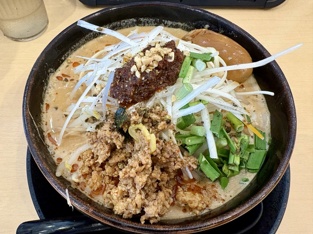 今日のランチは味噌ノ頂さんの味噌坦々麺🍜
トッピングで野菜と味たまを追加🥚🥬
濃厚かつ熱々で美味しかった😋
ごちそうさまでした🙏