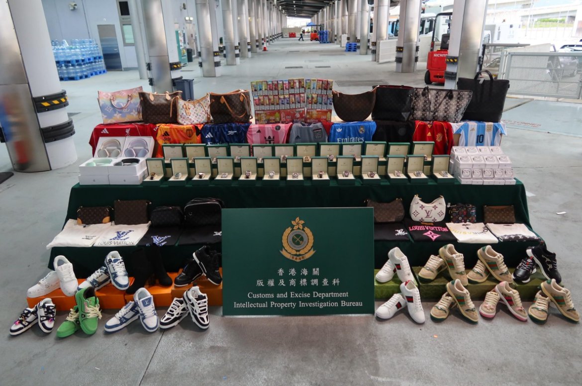 港粵澳三地海關聯手出擊💥破獲18宗冒牌貨案，檢獲4.5萬件假貨，市值逾2100萬港元！跨境打假行動成效驚人👏
#打假 #跨境執法 #粵港澳合作 #消費安全 #HongKong