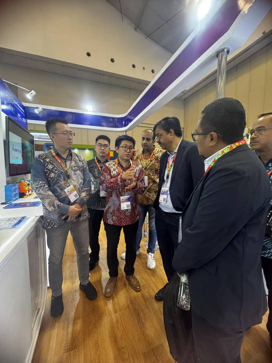 tencentcloud's tweet image. #TencentCloud joined #SinarMasDigitalDay2025, driving #digitaltransformation in SEA! Our booth with #XLSMART showcased their evolution into a #SuperApp powered by our tech, integrating games, mini dramas &amp;amp; cloud storage. Together, we&apos;re shaping a future-ready digital ecosystem.…