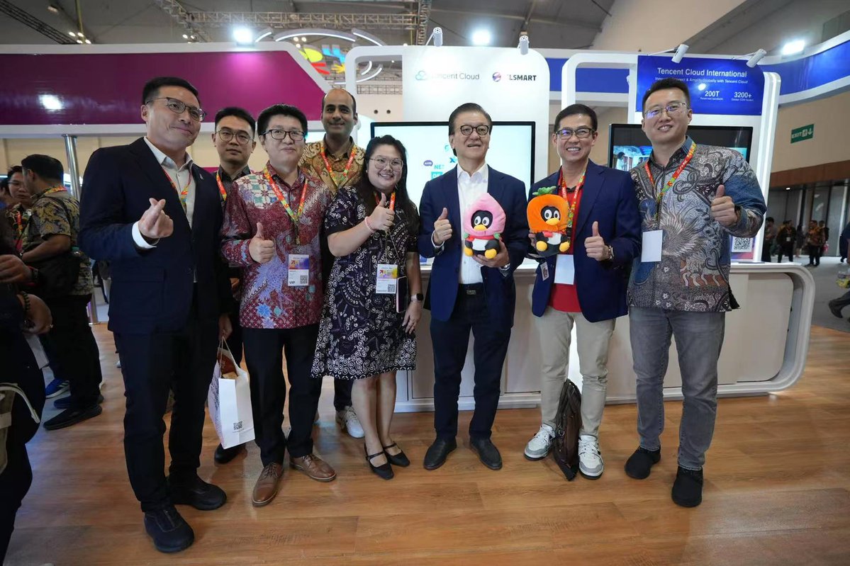 tencentcloud's tweet image. #TencentCloud joined #SinarMasDigitalDay2025, driving #digitaltransformation in SEA! Our booth with #XLSMART showcased their evolution into a #SuperApp powered by our tech, integrating games, mini dramas &amp;amp; cloud storage. Together, we&apos;re shaping a future-ready digital ecosystem.…