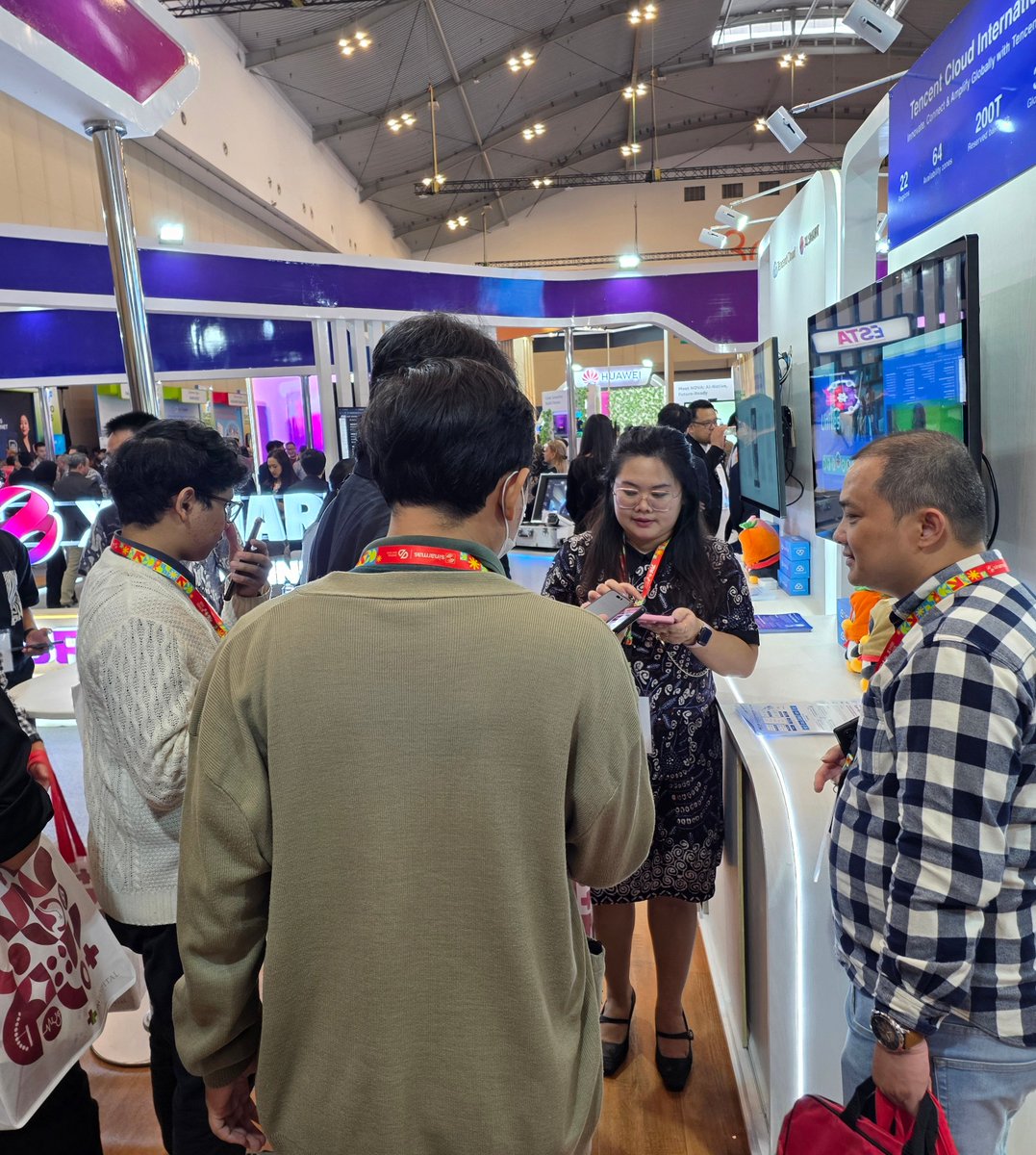 tencentcloud's tweet image. #TencentCloud joined #SinarMasDigitalDay2025, driving #digitaltransformation in SEA! Our booth with #XLSMART showcased their evolution into a #SuperApp powered by our tech, integrating games, mini dramas &amp;amp; cloud storage. Together, we&apos;re shaping a future-ready digital ecosystem.…