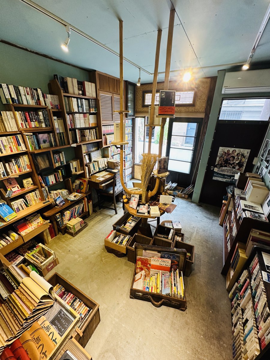 kosho_mitsuke's tweet photo. 秋香る古本屋、本日もあいてます。お隣の「NIR IDENTITY &amp; BOOK」のショールームもオープンしております。18時まで📚 https://t.co/cqogL6xeQ6
