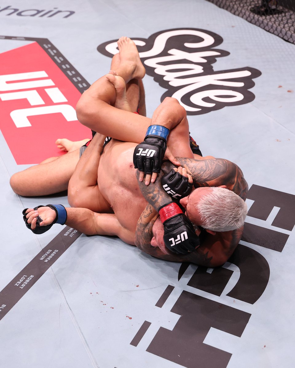 UFC_AUSNZ's tweet image. Jumped on that squeeze 🐍

Are we thinking BMF next for Charles Oliveira?? #UFCRio