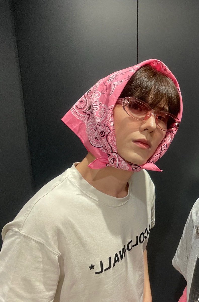 Kihycat's tweet image. The fact he looks so better than me is frying me 😭😭

Anyway us bringing back scarf and sunglasses fashion back 😎💅

#monbebeselcaday #mbbsd #monstax #kihyun