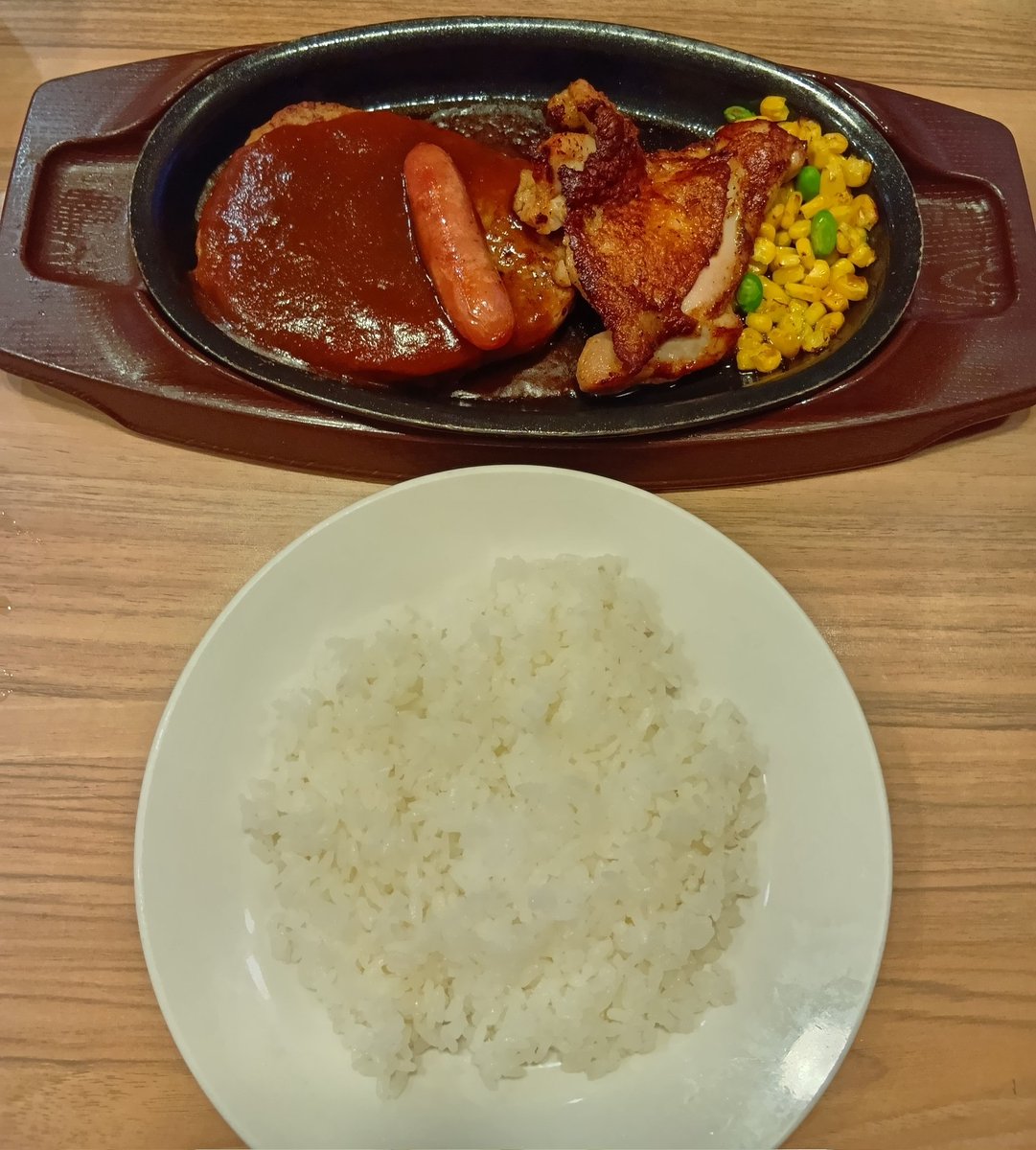 今日のお昼はガストが今33周年という事で一部のメニューが33%オフなんでミックスグリルでございます😋
