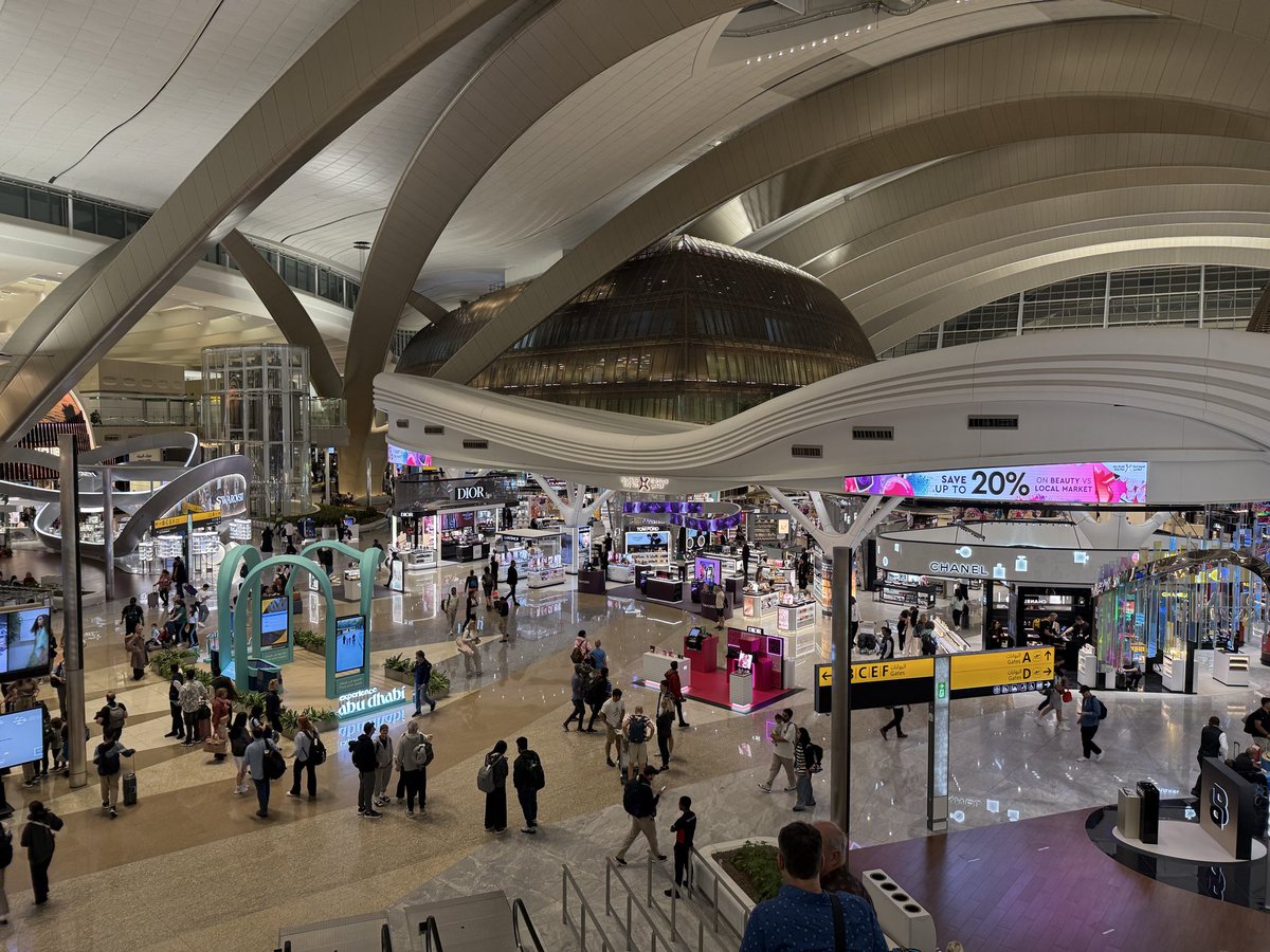 出張の経由地で、中東アブダビに来ています。湾岸国に降り立つのは初めて。エティハド航空といい空港といい、オイルマネーなどによる経済成長や巨大なパワーを感じることができます。出張の最終目的地は、1年ぶりの地です。また着いたら投稿していきますので、よければご覧くださいませ