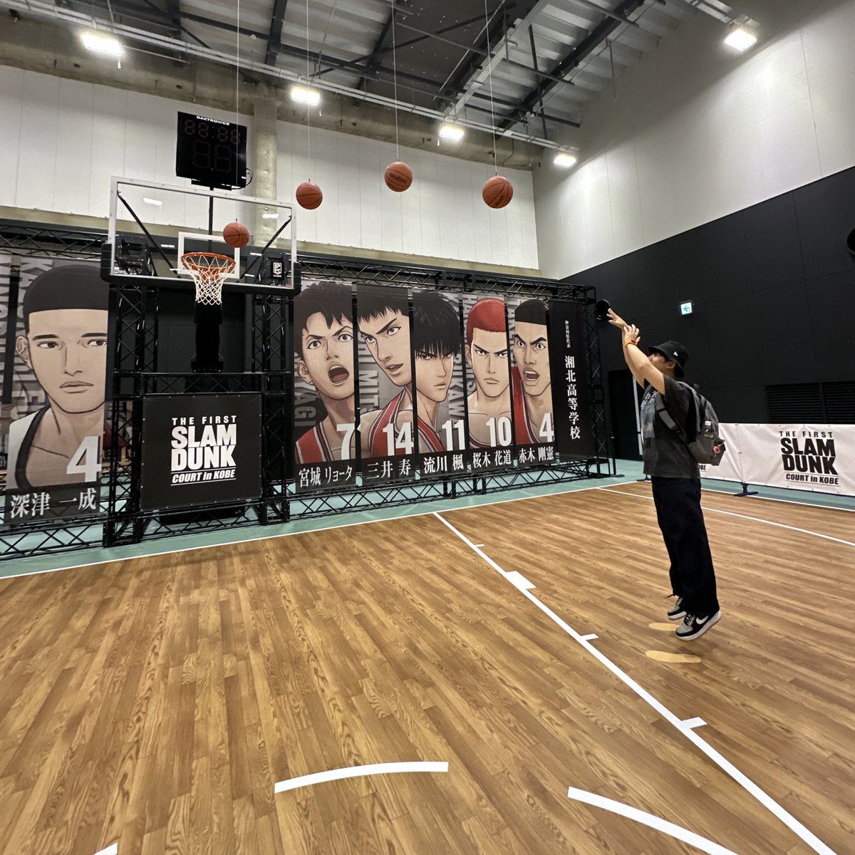 TaichiTerahara's tweet photo. 「THE FIRST SLAM DUNK “COURT” in KOBE」

昨年の渋谷も凄かったですが、本物のアリーナに設置された「あの試合」の実在感は別格でした！

お近くの方はぜひに。

あと、渋谷に続き今回もエントランス映像演出しましたのでそちらも何卒！

#THEFIRSTSLAMDUNK
#SLAMDUNKMOVIE
#TOTTEI
#GLIONARENAKOBE https://t.co/eteHYMBT2C