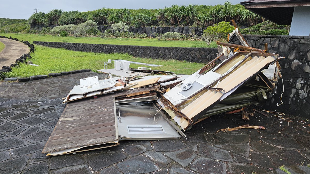 シュールだ🤯

#八丈島 #台風22号 
#テレビ局が飛び付きそうな画像を載せてみる