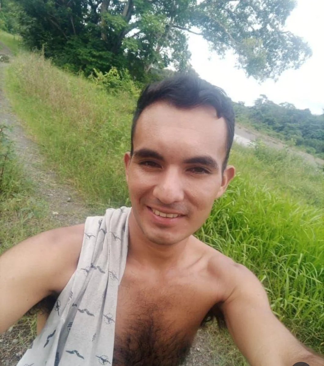 A la chica LA ASESINARON con una boleta en la mano.

El EX la LLAMÓ para verla y ella acepto, ya q creyó q acompañándola la MAMÁ nada iba a pasar.

Las MUJERES en Pmá tenemos q aprender a quedarnos en el ¡NO!
Y NUNCA ir a hablar
NO sabes si la MUERTE es la q te está llamando.💔