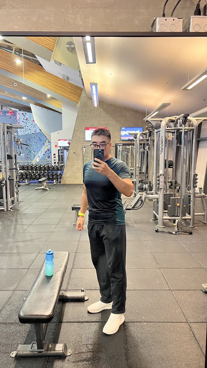 Billy90280847's tweet photo. 冬天没法去骑车了 就先在健身房蹬20公里 把心率拉起来当热身吧
冬天又开始恢复撸铁养膘了 https://t.co/EwGEUo8bgt