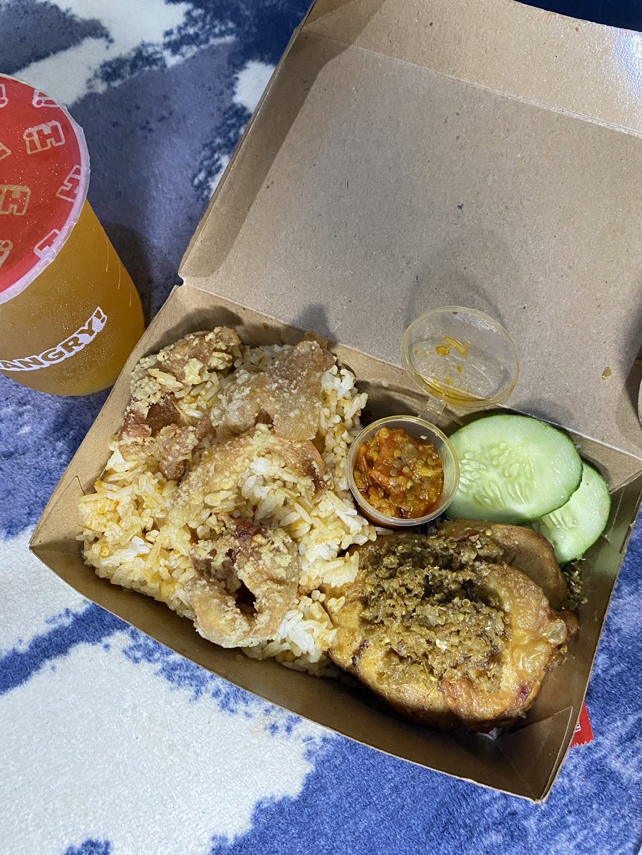 memulai hari senin dengan ayam goreng bu tumbar by hangry! ternyata yaa woii seenakk ituuuu pliss dgn ayamnya yg juicy+extra kulit yg crispy, sambelnya juaraa dan rasa ketumbarnya senagihhh ituu!!!🥺💗