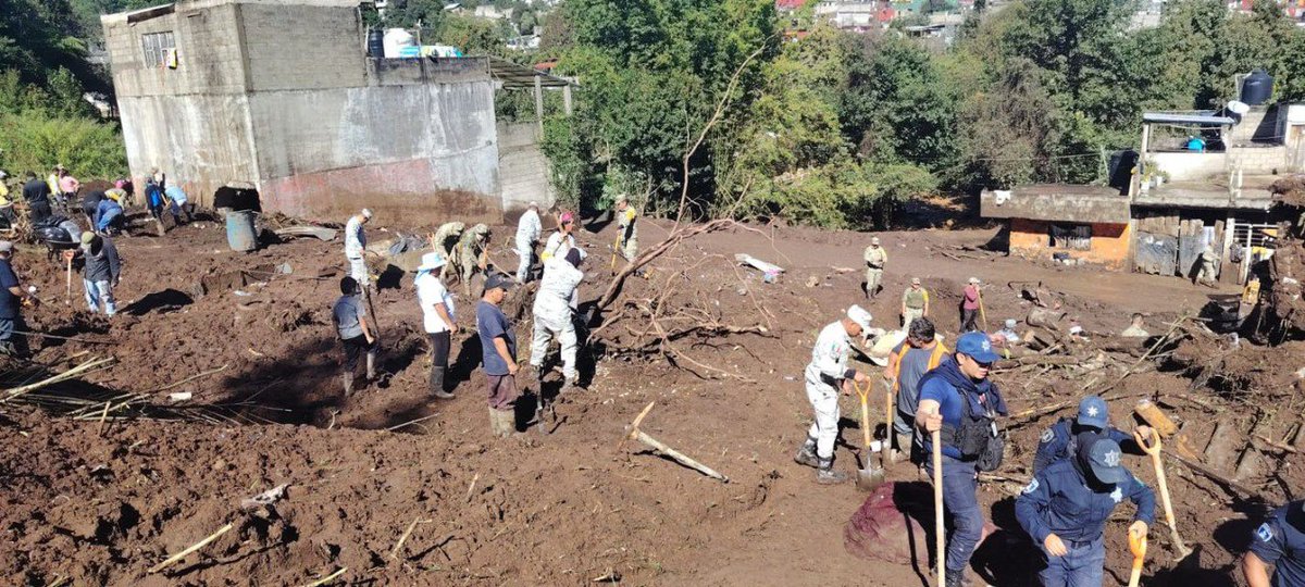 Santiagod181281's tweet image. En #Hidalgo, de manera coordinada, #GuardiaNacional y #EjércitoMexicano mantienen el #PlanDNIIIE y realizan operaciones de apoyo humanitario en las zonas más afectadas por las intensas lluvias, llevando ayuda y esperanza a comunidades incomunicadas.