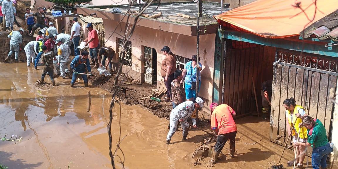 Santiagod181281's tweet image. En #Hidalgo, de manera coordinada, #GuardiaNacional y #EjércitoMexicano mantienen el #PlanDNIIIE y realizan operaciones de apoyo humanitario en las zonas más afectadas por las intensas lluvias, llevando ayuda y esperanza a comunidades incomunicadas.