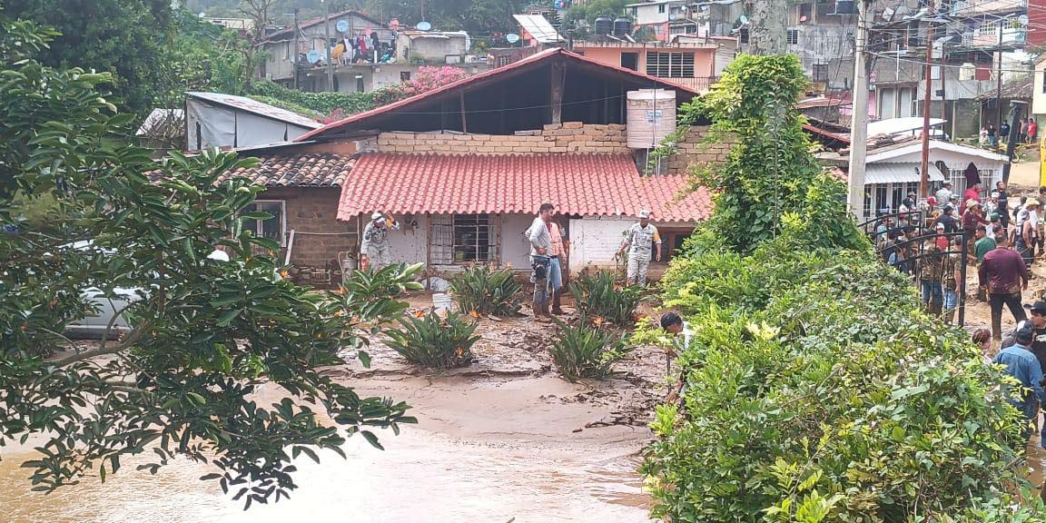 Santiagod181281's tweet image. En #Hidalgo, de manera coordinada, #GuardiaNacional y #EjércitoMexicano mantienen el #PlanDNIIIE y realizan operaciones de apoyo humanitario en las zonas más afectadas por las intensas lluvias, llevando ayuda y esperanza a comunidades incomunicadas.