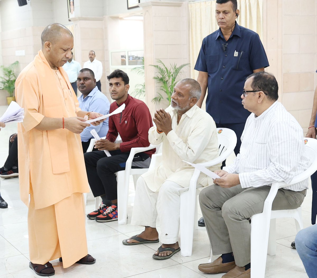 CMOfficeUP's tweet image. जनहित सर्वोपरि...
#UPCM @myogiadityanath ने आज जनपद लखनऊ स्थित अपने सरकारी आवास में आयोजित 'जनता दर्शन' में विभिन्न जनपदों से आए लोगों की समस्याएं गंभीरतापूर्वक सुनीं। उन्होंने सभी को आश्वस्त किया कि @UPGovt हर मुद्दे के प्रति सजग और सक्रिय है, लोगों की समस्याओं का समाधान समय पर…