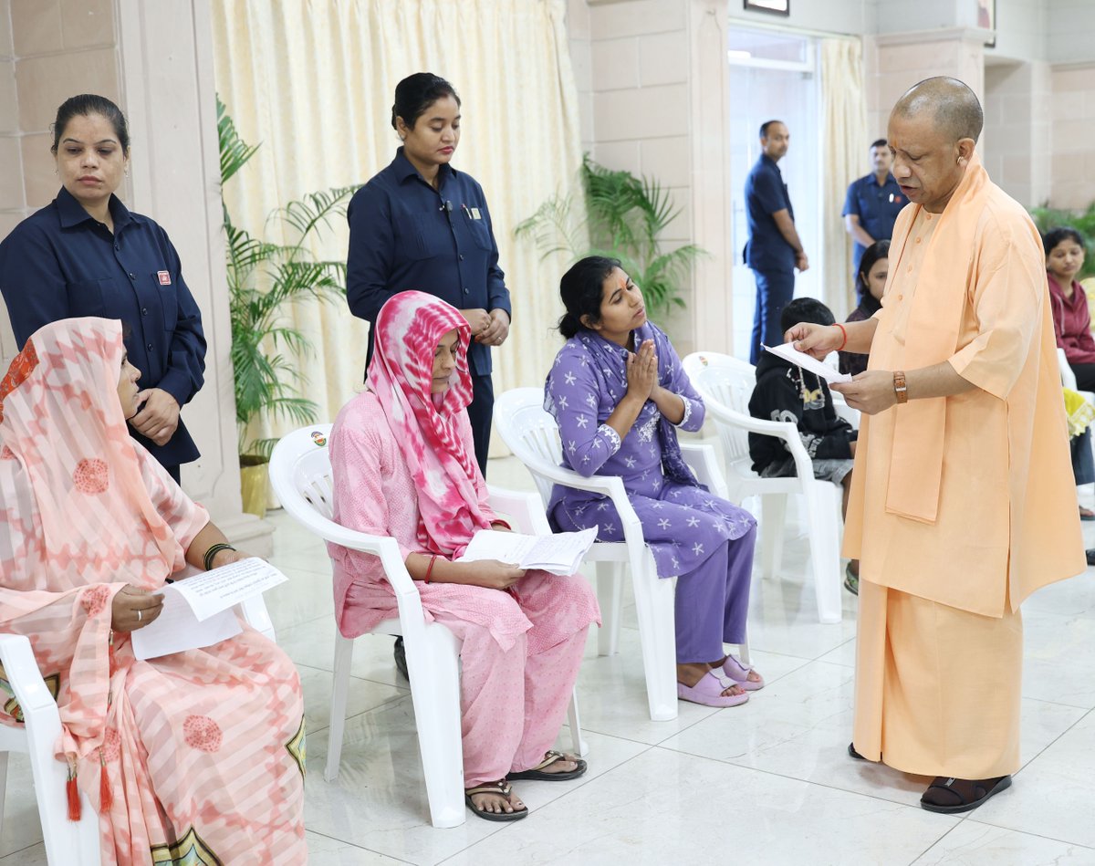 CMOfficeUP's tweet image. जनहित सर्वोपरि...
#UPCM @myogiadityanath ने आज जनपद लखनऊ स्थित अपने सरकारी आवास में आयोजित 'जनता दर्शन' में विभिन्न जनपदों से आए लोगों की समस्याएं गंभीरतापूर्वक सुनीं। उन्होंने सभी को आश्वस्त किया कि @UPGovt हर मुद्दे के प्रति सजग और सक्रिय है, लोगों की समस्याओं का समाधान समय पर…