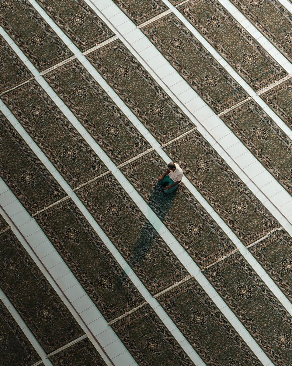 "يَا رَبِّ إِنْ لَمْ أَكُن أَهْلاً لمَكْرُمَةٍ
فَأَنْتَ أَهْلٌ لإِعْطَائِي بِلاَ سَبَبِ"