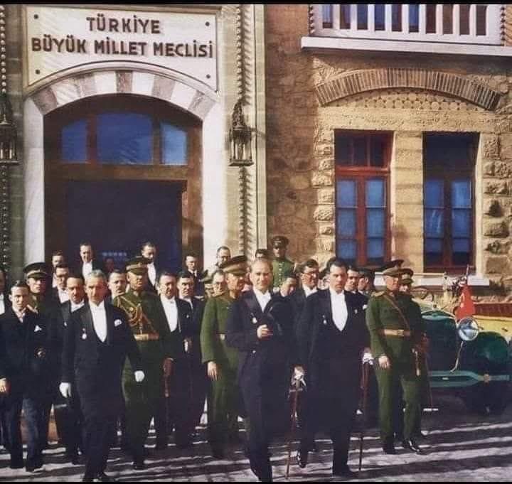 kartalmustip1's tweet image. TÜRKİYENİN BAŞKENTİ ANKARA🇹🇷

"Ben Ankara'yı hükûmet merkezi yapmakla büsbütün başka hedef güttüm. 
Türk'ün imkânsızı imkânlı hale getiren kudretini, dünyaya bir kere daha tekrar etmek istedim." 

Gazi Mustafa Kemal ATATÜRK 

 “Ankara'nın ve Ankaralıların benim gönlümde bambaşka…