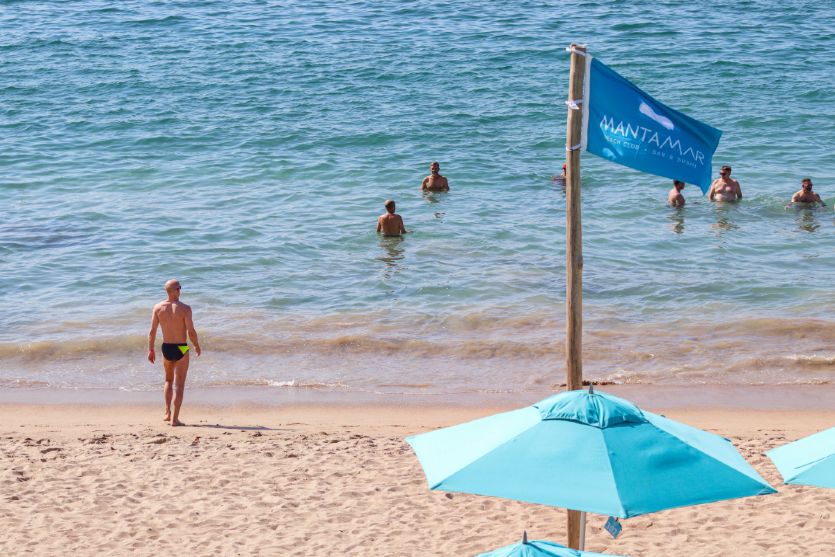 "Sun-kissed days and ocean views—experience the iconic Playa Los Muertos like never before at Mantamar. 🌞🌊 #LiveTheMoment"

More Info: 📞 +52 322 222 6260
Reservations: bit.ly/reserve-mbc

#GayTravel #PuertoVallarta #Mantamar