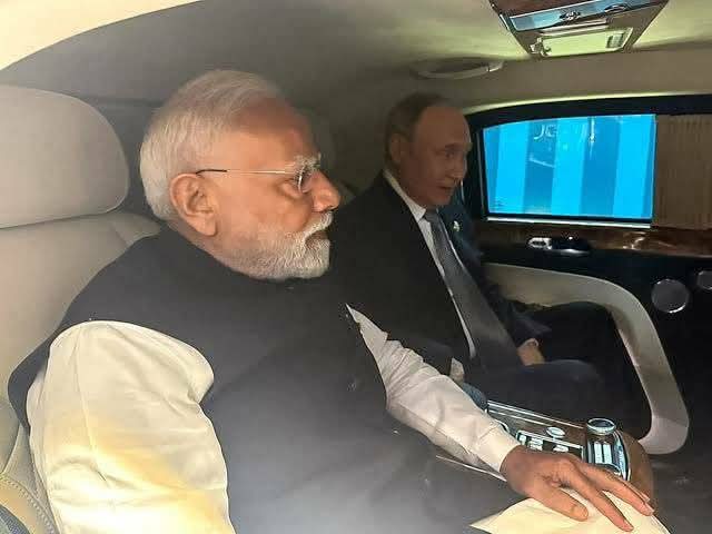 AnujShukla00006's tweet image. आपको याद होगा जब अमेरिका के सांथ टैरिफ विवाद की शुरुवात हुई थी ,तब #मोदीजी ने कहा था कि "मेरे सांथ #कुछ भी हो सकता है...
SCO मीटिंग में जब #मोदीजी , पुतिन के सांथ उनकी कार में लगभग घण्टे भर बैठ के पुतिन से बात की थी...
खुफिया इनपुट में मोदी जी को…
