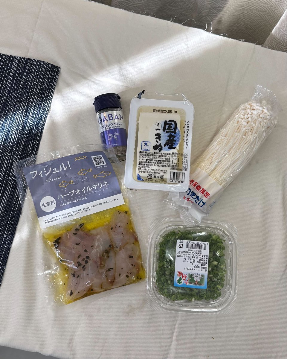 fishlle's tweet photo. 【フォロワーさんのダイエットレシピ！】

🐟ワンプレートごはん
●材料
・絹ごし豆腐:  1パック
・えのき:  1束
・フィシュル! 【ハーブオイルマリネ】:  1パック
・白ごはん
・ごま油
・塩コショウ
・（お好みで）パセリ

●作り方
①えのきをレンジでチンする
②絹ごし豆腐をスプーンですくってお皿に盛る
③豆腐の上にフィシュル! 【ハーブオイルマリネ】をのせる
④えのきをごま油と塩コショウで味付けする
⑤白ごはんを盛り、パセリをのせて完成！

(instagram: @puji_dietさんのレシピを参考にしました）