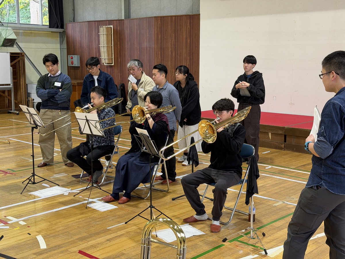 trombone_camp's tweet photo. パート練習講座では、2人以上での練習方法や、実際に楽曲を用いたパート練習の進め方を伝授！
プロの演奏を隣や後ろで聞けるのは中々ないことなので、とっても勉強になったのではないかと思います！📚 https://t.co/slDI81frHB