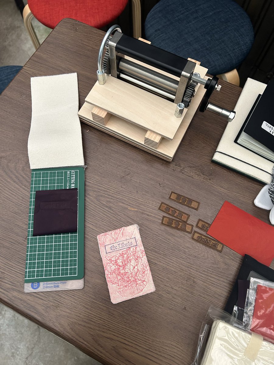 ShinobuARTPRINT's tweet photo. 山田琢矢個展でのワークショップ🟥モノタイプ版画「蔵書票」とても貴重な体験でした、ありがとうございました😊
⬛️折れた頁 山田琢矢個展
⬛️2025.10.15-18⬛️LE PETIT PARISIEN
東京都墨田区東向島2-14-12
https://t.co/3vH8ISgKgt
#art #exliblis #print #warkshop https://t.co/MpEWZPwa7t