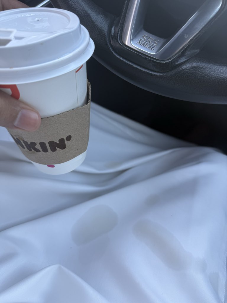 kokoo9211's tweet photo. حسبي الله عليكم انتم والغطيان حقاتكم بس @DunkinDonutsKSA https://t.co/KVGpTFWP4r