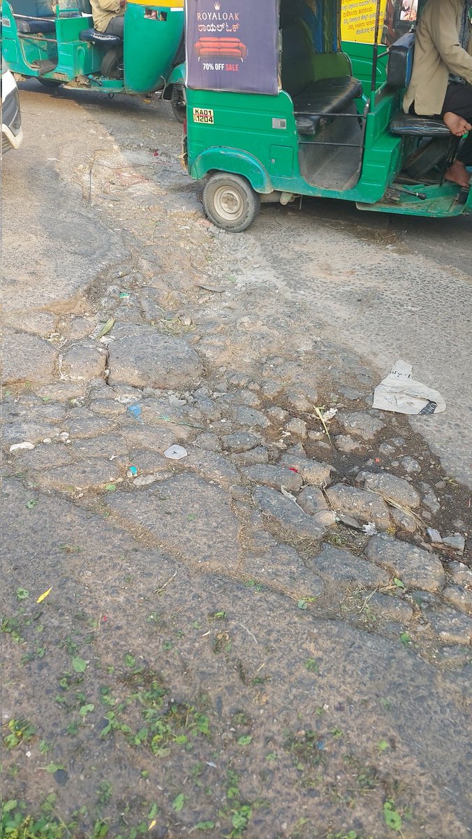 infrablr's tweet image. Half foot deep crater in the heart of the city in KR Market..
This s slowing down traffic n creating jams in market junction.
@GBA_office @GBAChiefComm @blrcitytraffic