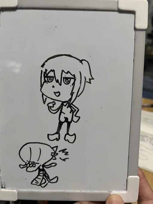 友人達とうる覚えお絵描き大会とかするが
、曖昧な記憶力のせいかあまり面白くかけないのが自分である^ ^💦 